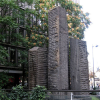 Shamaï Haber et les « menhirs » de la Maison des Sciences de l’Homme, rue du Cherche-Midi
