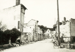 Rue du village de Mouleydier incendié par les allemands le 21 juin 1944.