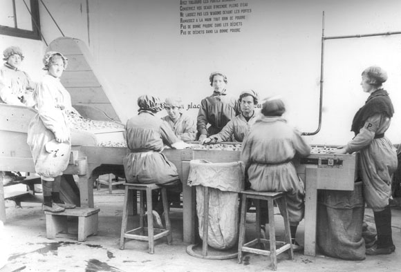 Femmes travaillant à la Poudrerie nationale de Bergerac.