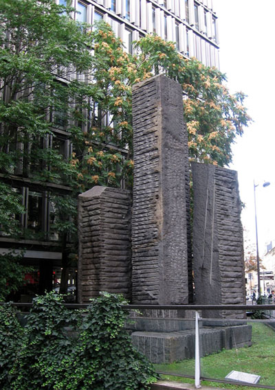 Sculptures de Shamaï Haber, photographiées devant la Maison des Sciences de l'Homme, rue du Cherche-Midi.
