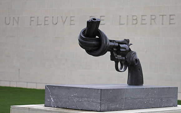 Revolver au canon noué du sculpteur suédois Carl Fredrik Reuterswärd. Mémorial de Caen