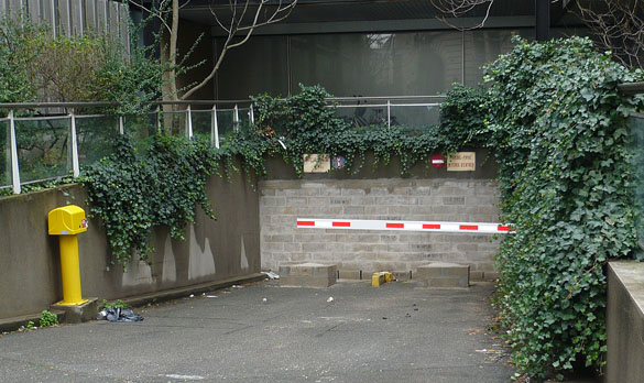 Entrée du garage de l'immeuble de la Maison des sciences de l'homme murée pour cause de désamientage