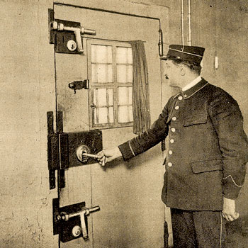 Gardien de prison à la Petite Roquette, 1939, photo Albert Harlingue