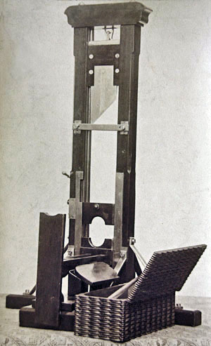 La guillotine, surnommée "la veuve".