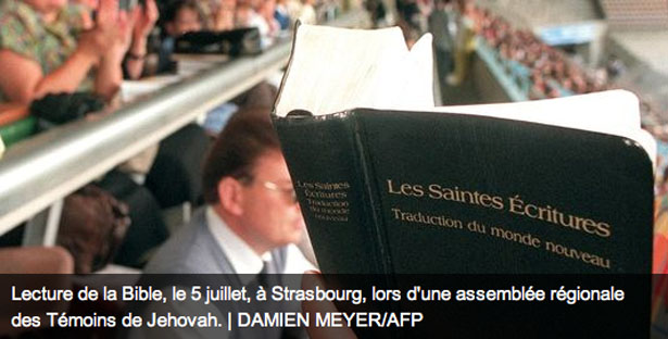 Lecture de la Bible lors d'une assemblée des témoins de Jéhovah à Strasbourg, juillet 2012.