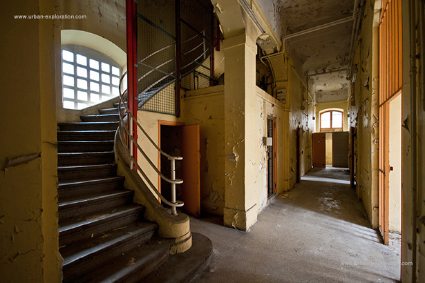 Prison Saint-Paul à Lyon, escalier. Source www.urban-exploration.com