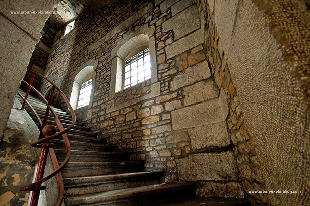 Prison Saint-Paul à Lyon, escalier. Source www.urban-exploration.com