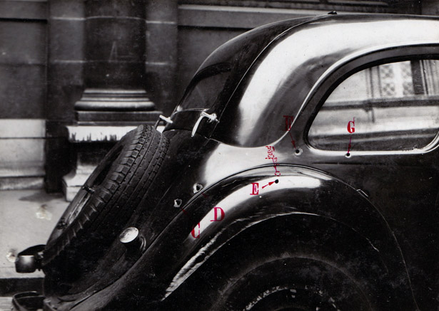 Photo de la voiture de Dell'Eva dans la cour de la Préfecture de Police, © Archives nationales, Z/6/776.
