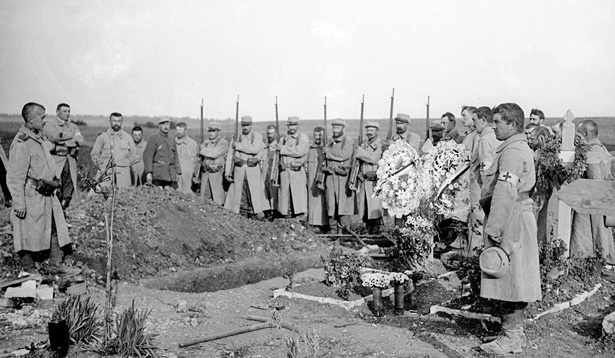 Inhumation d'un soldat de la  « Grande Guerre » sur le front. Collection Christian Bourrier.