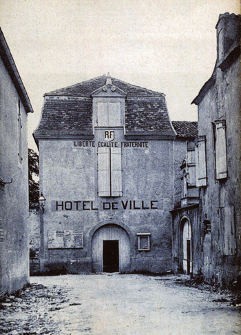 L’hôtel de ville de Monpazier quant il occupait l’ancien couvent des Récollets. C’est aujourd’hui l’entrée du Bastideum. Coll. J. Tronel.