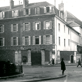 Prison militaire de Paris, angle de la rue du Cherche-Midi et du boulevard Raspail.