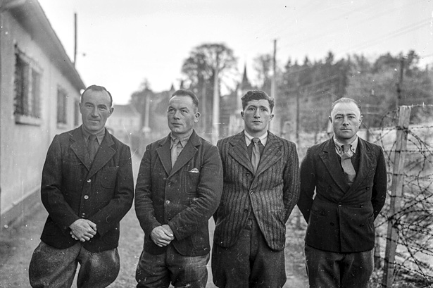 Groupe photographié à la prison militaire de Mauzac en 1942, photo Robert Bondier, Galerie Bondier-Lecat, Bergerac (Dordogne) 