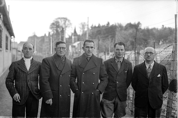 Groupe photographié à la prison militaire de Mauzac en 1942, photo Robert Bondier, Galerie Bondier-Lecat, Bergerac (Dordogne) 