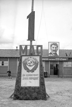 1er mai 1945 au "Camp russe" de Creysse, sous le regard de Staline. Photo © Coll. Bondier-Lecat.
