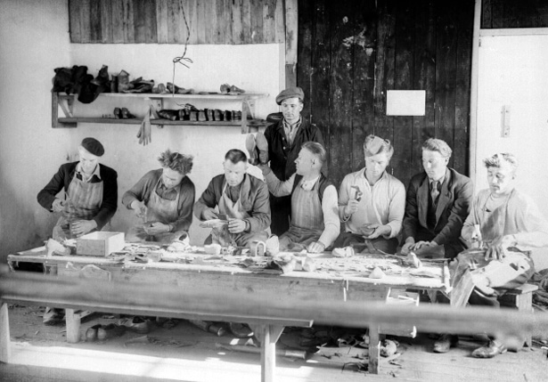 Atelier de cordonnerie du camp de Creysse. Photo © Coll. Bondier-Lecat.