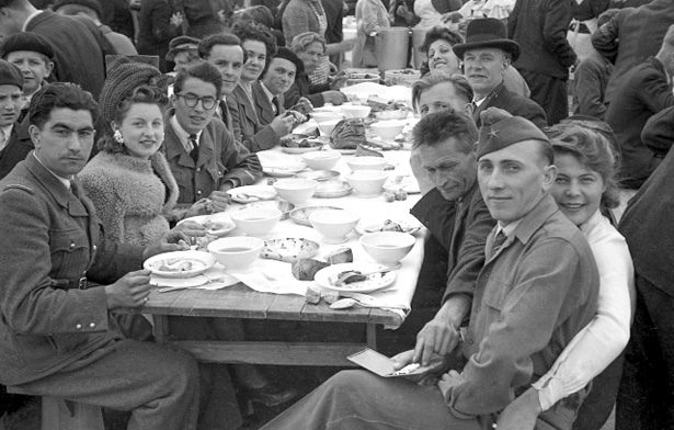 Banquet offert par les Soviétiques du camp de Creysse à l'occasion des fêtes du 1er Mai 1945. Photo © Coll. Bondier-Lecat.