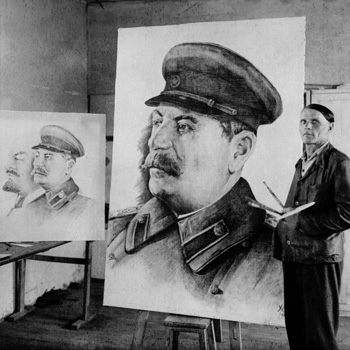 Peintre réalisant des portraits de Staline et de Lénine au camp de Creysse, en Dordogne (1945)