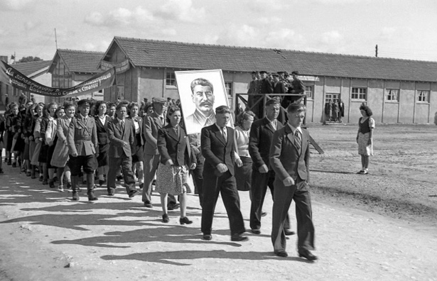 Défilé du 1er mai 1945 au camp russe de Creysse. Photo © Coll. Bondier-Lecat