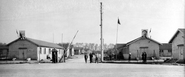 Entrée du "Camp russe de Creysse" situé à proximité de la Poudrerie de Bergerac, photo © Collection Bondier-Lecat.