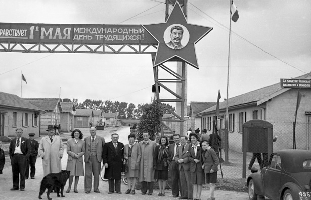 Les invités civils français se font photographiés à leur tour à l’entrée du camp de Creysse. Photo © Coll. Bondier-Lecat.