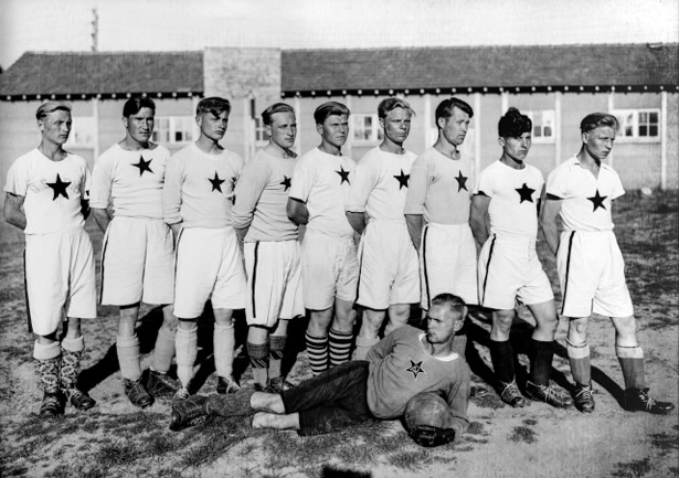 Une équipe de football arborant l'étoile rouge sur les maillots. Photo © Coll. Bondier-Lecat.
