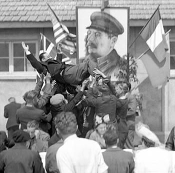 Le sous-préfet, Maurice Loupias, saute en l'air sous les « hurrah ! », et le regard de Staline. Photo © Coll. Bondier-Lecat.
