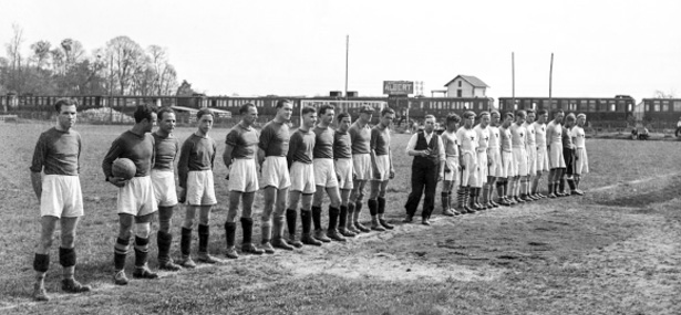 rencontre de football est organisée le 2 avril 1945, à Campréal (Bergerac). Photo © Coll. Bondier-Lecat.