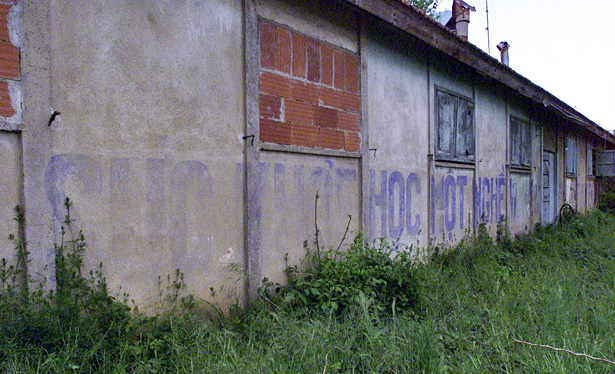 Traduction de l'inscription sur le mur : « La santé pour apprendre un métier », baraquement situé à Creysse, photo Jacky Schoentgen.