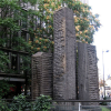 Shamaï Haber et les « menhirs » de la Maison des Sciences de l’Homme, rue du Cherche-Midi
