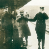 Le transfert d’un inculpé au visage masqué dans les années 1910 en Angleterre