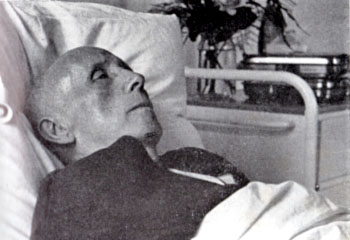 Louis Lecoin au vingtième jour de sa grève de la faim en faveur du statut des objecteurs de conscience, juin 1962.