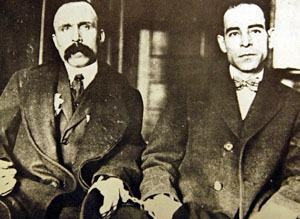 Bartolomeo Vanzetti et Nicola Sacco, menottés, exécutés le 23 août 1927.